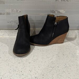 Report ankle boots with wood look wedge heel